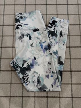 Athleta Multi Floral ⅞ Leggings with pockets Size Small